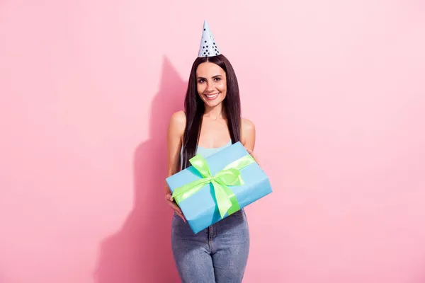 Portrait photo jolie brune gardant grande boîte cadeau portant cône festif isolé couleur rose pastel fond — Photo