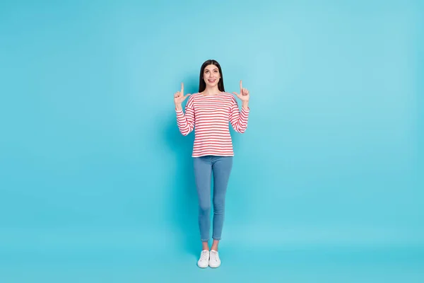 Pleine longueur corps taille vue de attrayant gai fille démontrant copie espace décision isolé sur fond de couleur bleu vif — Photo