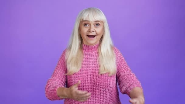 Spännande tacksam mormor händer bröstet beundra överraskning glad ansiktsreaktion — Stockvideo