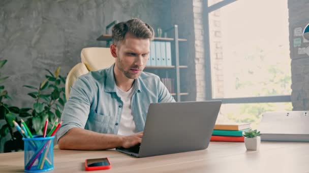 Programador enfocado tecleo teclado acabado millones de dólares proyecto de puesta en marcha — Vídeo de stock