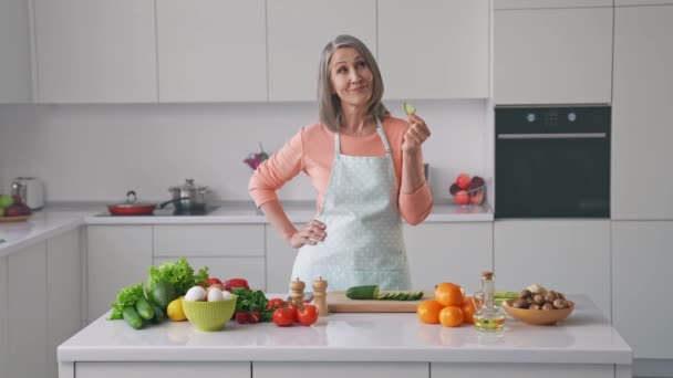 Dromerige creatieve oude dame eet gesneden komkommer denk recept — Stockvideo