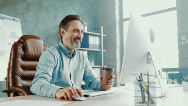 Personalmanager genießen Kaffeetasse in der Arbeitsmitte gemütliches Büro drinnen — Stockvideo