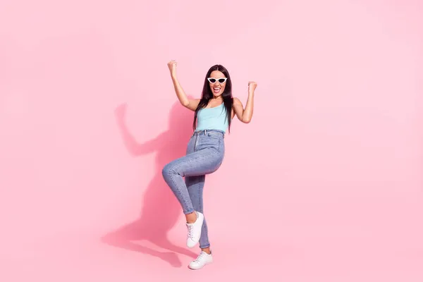 Comprimento total tamanho do corpo vista de menina feliz alegre atraente dançando regozijo isolado sobre cor pastel rosa fundo — Fotografia de Stock