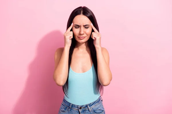 Foto retrato de una mujer joven que sufre de dolor de cabeza necesita medicamentos aislados en el fondo de color rosa pastel —  Fotos de Stock