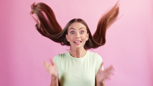 可爱的积极的兴奋的女士尖叫快乐的乱蓬蓬的长发飞舞的风 — 图库视频影像