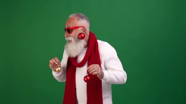 Crazy pozytywny animator artysta Santa Claus trzymać zabawka bombka zabawy taniec — Wideo stockowe