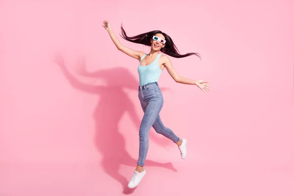 Lunghezza completa dimensione del corpo vista di attraente allegra ragazza spensierata slanciata saltare andando isolato su sfondo rosa pastello colore — Foto Stock