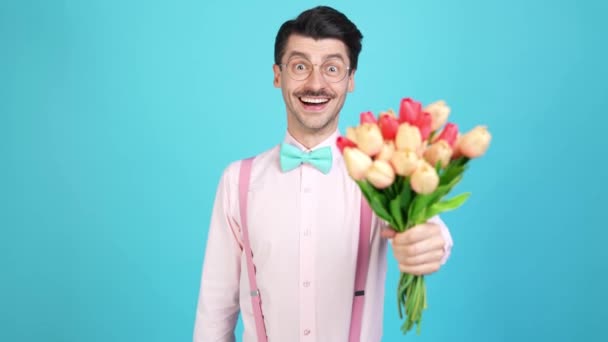 Feliz impressionado geek namorado ganhar sonho namorada data preparar flores — Vídeo de Stock