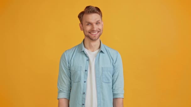 Vrolijke positieve grappige man stralen glimlach poseren verhogen wenkbrauwen — Stockvideo