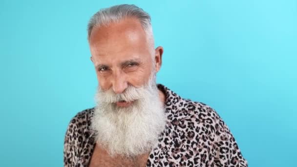 Τρελό φλερτ αρσενικό γέρος απογειωθεί πουκάμισο δείχνουν μυϊκό κορμό — Αρχείο Βίντεο