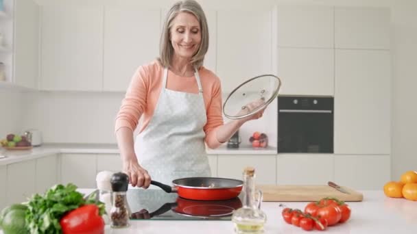 Χαρούμενη κυρία που τηγανίζει μανιτάρια ετοιμάστε γαρνιτούρα απολαύστε υπέροχο άρωμα — Αρχείο Βίντεο