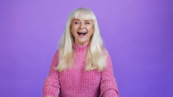 Divertido positivo alegre abuela risa emocionante broma tomarse de la mano — Vídeos de Stock