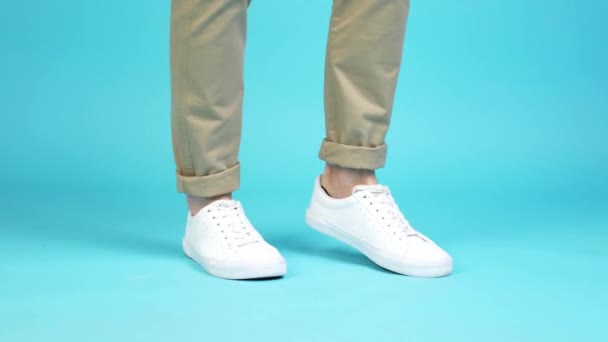Przycięty widok śmieszne nogi taniec cieszyć się sprzedaż obuwia koncepcji zakupów — Wideo stockowe