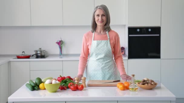 Положительный уверенный веселый повар блоггер леди подготовить шоу рекорд — стоковое видео