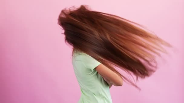Gyönyörű flört kacér hölgy dobja egyenes, hosszú, egészséges barna haj hajtogatott karok — Stock videók