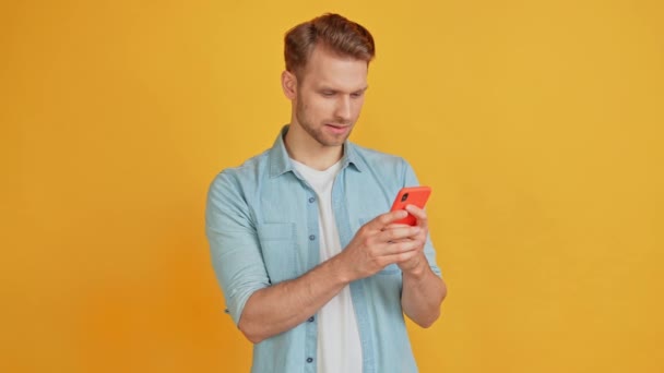 Красивый парень держать телефон читать новости пост радоваться безумной счастливой реакции продажи — стоковое видео