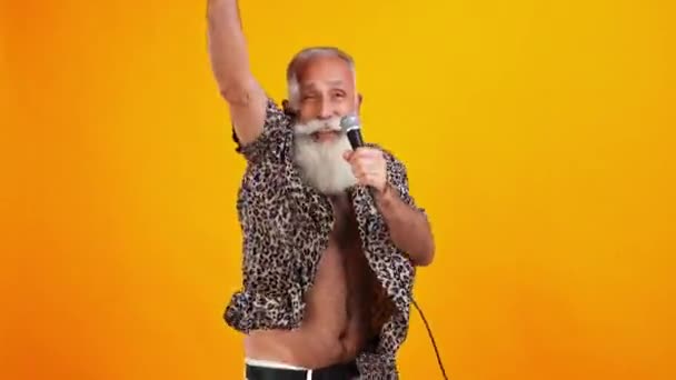 Funny crazy excited elderly singer hold mic sing favorite retro song — Stock Video