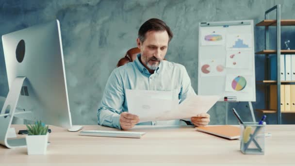 Frustrierte verzweifelte Manager lesen Bericht finden Fehler Konkurskonzept — Stockvideo