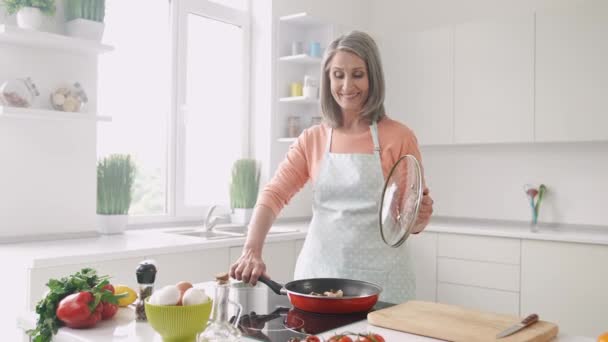 Positif memasak guru wanita membuka panci goreng bau reaksi gourmet — Stok Video