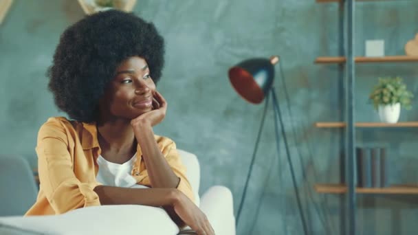 Álmodozó szép hölgy élvezze otthon hétvégi pálmafa arc relax kanapé — Stock videók