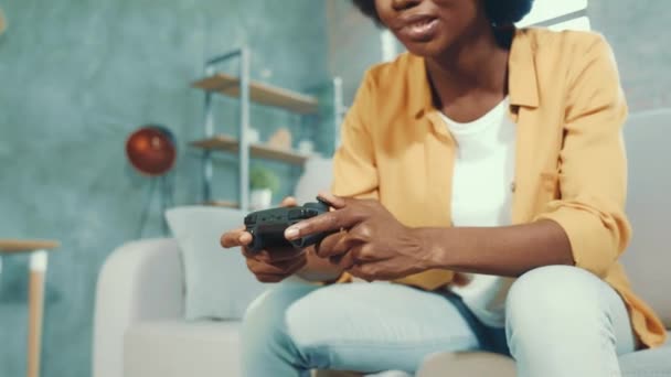 Смішна леді сидить диван додому грати в ігрову консоль радійте перемозі — стокове відео