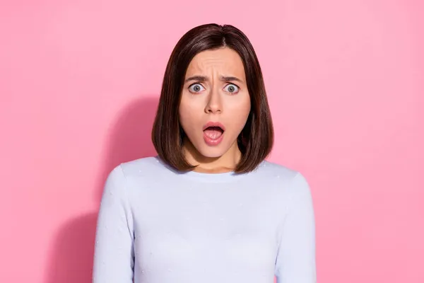 Foto av imponerad chockad ung kvinna bära vit tröja höra dåliga nyheter öppen mun isolerad rosa färg bakgrund — Stockfoto