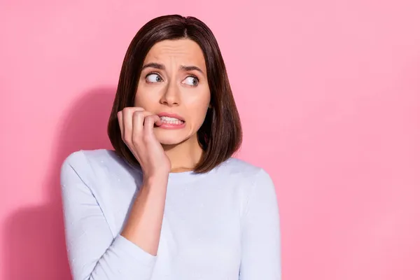 Foto de medo incerto jovem senhora vestida branco jumper mordendo dedo esquecer coisa importante olhando espaço vazio isolado cor de fundo rosa — Fotografia de Stock