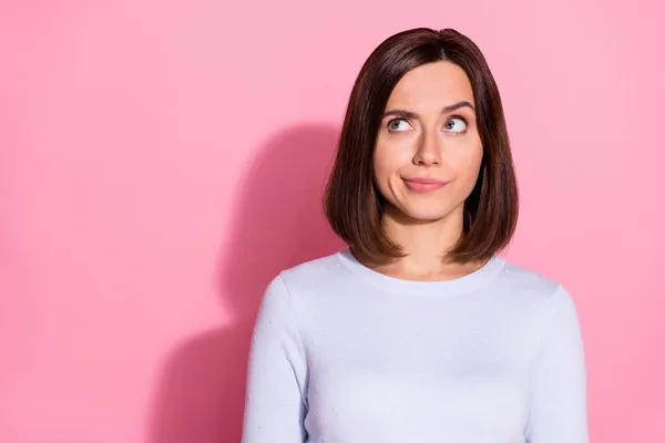 Foto de la dudosa joven joven vestida de jersey blanco buscando espacio vacío pensando en la vacunación aislado de color rosa de fondo —  Fotos de Stock