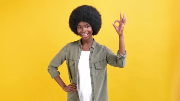 Nette zuverlässige Promoterin Dame heben Hand zeigen V-Zeichen genehmigen Empfehlung — Stockvideo