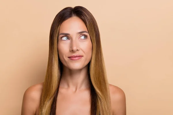 Porträt Einer Attraktiven Langhaarigen Frau Mit Frischem Hautstraffungseffekt Und Denklösung — Stockfoto