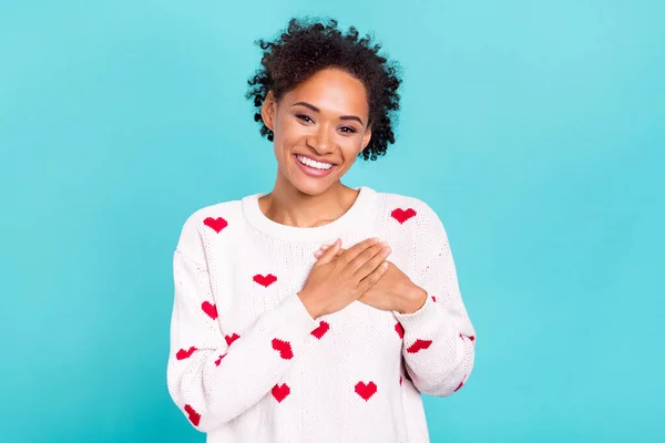 Foto Encantador Sonho Afro Menina Desgaste Coração Impressão Pulôver Sorridente — Fotografia de Stock