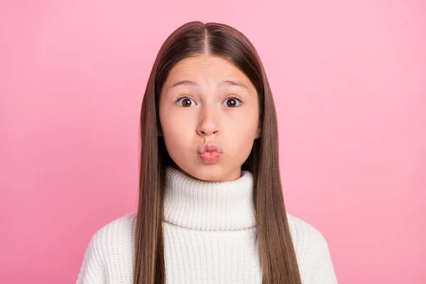 Portret van aantrekkelijke amoureuze flirterig bruin-harig meisje verzenden lucht kus geïsoleerd over roze pastel kleur achtergrond — Stockfoto