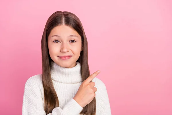 Portret atrakcyjnej wesołej, pewnej siebie brązowłosej dziewczyny demonstrującej przestrzeń do kopiowania odizolowaną na różowym pastelowym tle — Zdjęcie stockowe