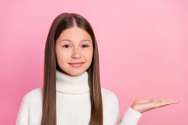 Porträt von attraktiven fröhlichen Mädchen demonstrieren Halten auf Handfläche kopieren Platz Anzeige isoliert über rosa Pastellfarbe Hintergrund — Stockfoto
