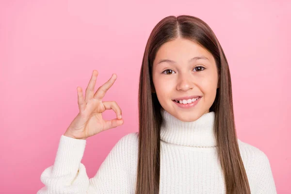Porträtt av attraktiv glad flicka visar ok-tecken överens dreal gjort ad utmärkt isolerad över rosa pastell färg bakgrund — Stockfoto