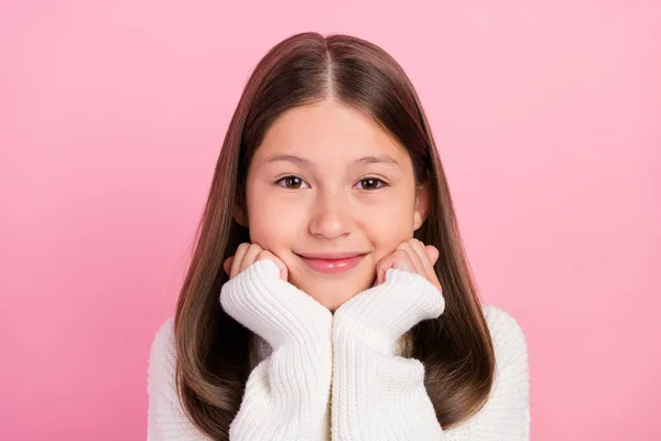 Retrato de menina alegre bonito atraente vestindo roupas macias de malha isolado sobre fundo cor pastel rosa — Fotografia de Stock