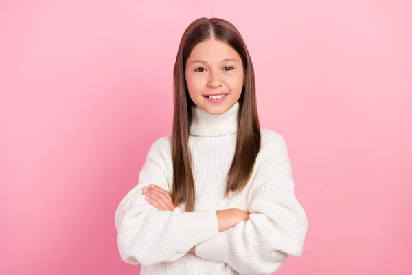 Retrato de menina alegre atraente usando roupas de malha temporada braços dobrados isolados sobre fundo cor pastel rosa — Fotografia de Stock