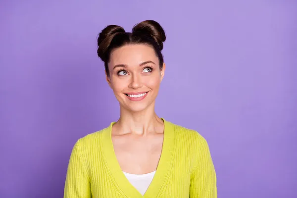 Kuva muotokuva hymyilevä brunette utelias näköinen tyhjä tila yllään rento vaatteita eristetty pastelli violetti väri tausta — kuvapankkivalokuva