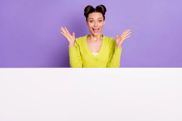 Retrato fotográfico de una joven sorprendida haciendo gestos con las manos cerca de un espacio vacío para la publicidad de fondo de color púrpura pastel aislado —  Fotos de Stock