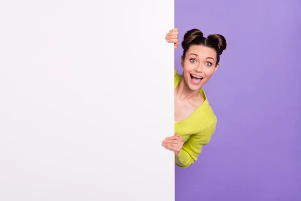 Kuva muotokuva nuorten hämmästynyt yllättynyt yllättynyt tyttö ikionnellinen lähellä tyhjää tilaa rento vaatteita eristetty pastelli violetti väri tausta — kuvapankkivalokuva