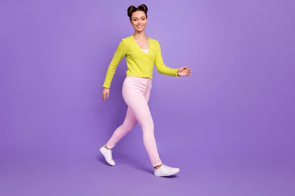 Full length body size photo of woman walking on meeting wearing stylish outfit isolated on pastel purple color background — Stock Photo, Image