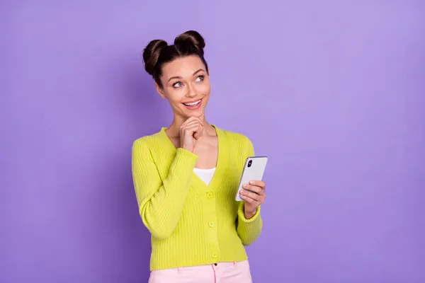 Foto ritratto di giovane ragazza sognante premuroso mantenere il telefono cellulare indossando abiti casual isolati su sfondo di colore viola pastello — Foto Stock