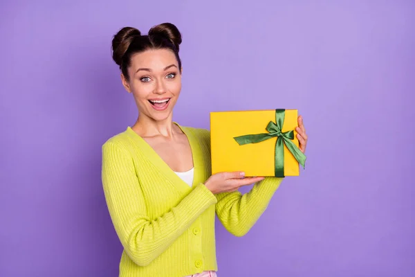 Foto de joven bastante alegre emocionado sonriente chica positiva recibir regalo de cumpleaños aislado en el fondo de color violeta —  Fotos de Stock