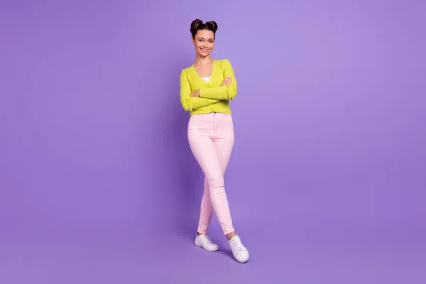 Longitud completa tamaño del cuerpo foto de la mujer con las manos cruzadas confiado sonriendo aislado sobre fondo de color violeta pastel — Foto de Stock