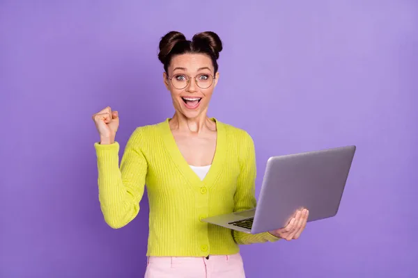 Zdjęcie portret kobiety w okularach utrzymanie gestykulacji komputera jak zwycięzca przeglądając internet odizolowany na pastelowym fioletowym tle koloru — Zdjęcie stockowe