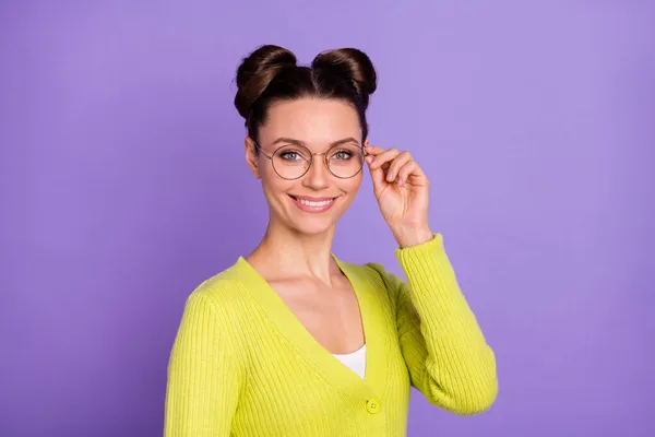 Foto de una joven encantadora encantadora mujer inteligente positiva en gafas sonriendo aislada sobre fondo de color violeta —  Fotos de Stock