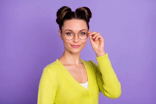 Foto retrato de la mujer en gafas con el cardigan verde peinado femenino aislado sobre fondo de color violeta pastel —  Fotos de Stock