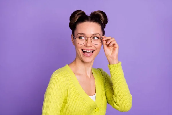 Foto de joven bastante encantadora excitada sonriente alegre chica en gafas se ven copyspace aislado sobre fondo de color violeta — Foto de Stock