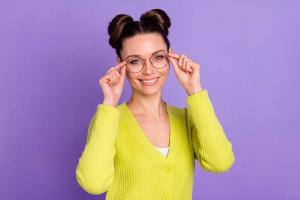 Foto di giovane bella attraente sorridente allegra donna d'affari positiva in occhiali isolati su sfondo di colore viola — Foto Stock