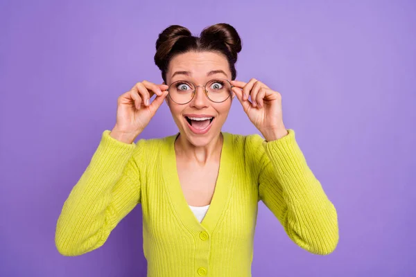 Fotografie mladých docela šťastný ohromen překvapený dívka v brýlích vidět velký prodej sleva izolované na fialové barvy pozadí — Stock fotografie